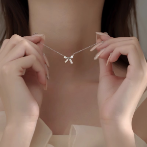 Silver bow necklace for women's summer niche design, 2024 new light luxury high-end sensation explosive collarbone chain